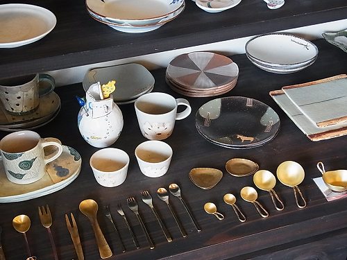 楓の店内、器がぎっしり並ぶ棚